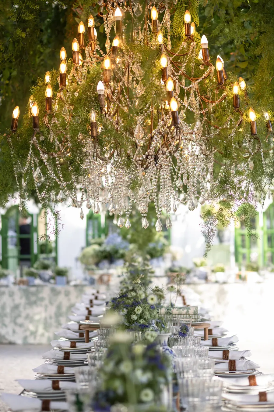 Lustre suspendu dans un jardin de fleurs, bat mitzvah de Liv
